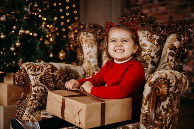 una ragazza felice con un regalo di Natale