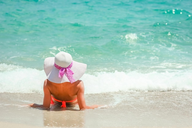 Una ragazza felice sulla riva del mare in vacanza di viaggio