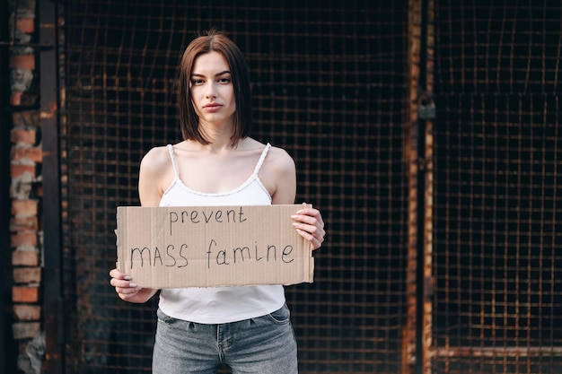 Una ragazza implora di prevenire la carestia di massa