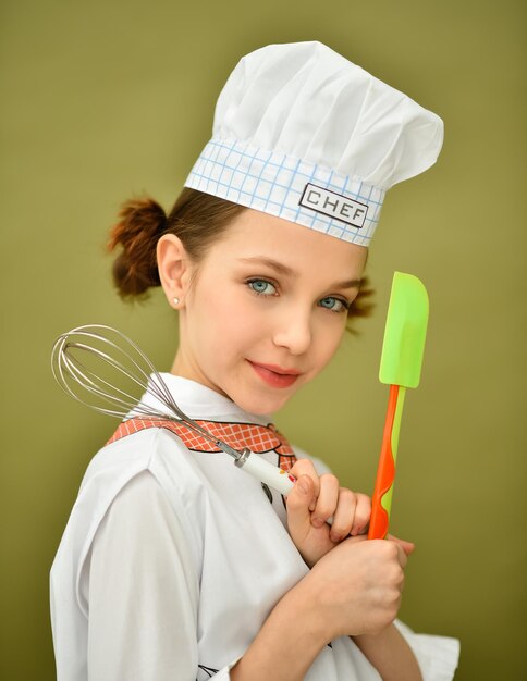 Una ragazza in abiti da chef Banner di cucina