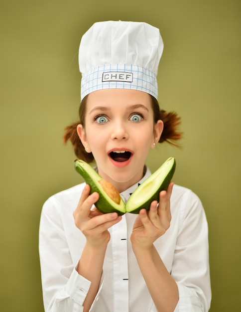 Una ragazza in abiti da chef. Cucinando. Banner.