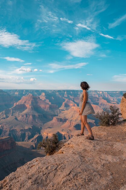 Una ragazza in abito bianco e nero al tramonto al Mojave Point del Grand Canyon