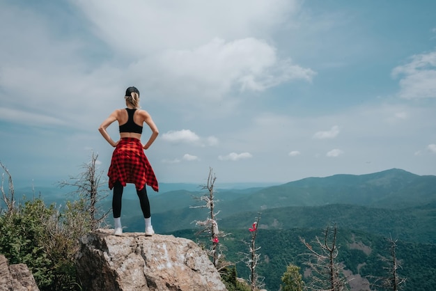 Una ragazza in cima al monte Falaza guarda una bellissima valle di montagna Viaggi e turismo Escursionismo