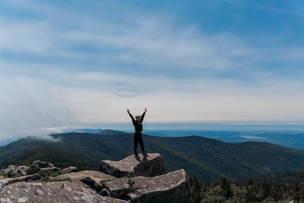 Una ragazza in cima al Monte Pidan guarda una bellissima valle di montagna nella nebbia in estate Viaggi e turismo Escursioni