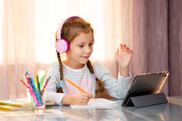 Una ragazza in età prescolare impara online da casa Istruzione