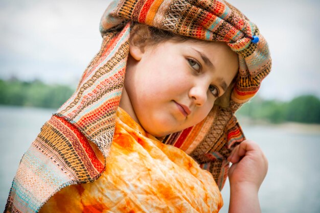 Una ragazza in natura in un costume indù