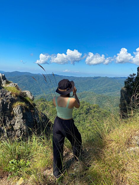 Una ragazza in piedi sul bordo della scogliera e guardando le montagne Doi Chik Chong Nakhon Lampang