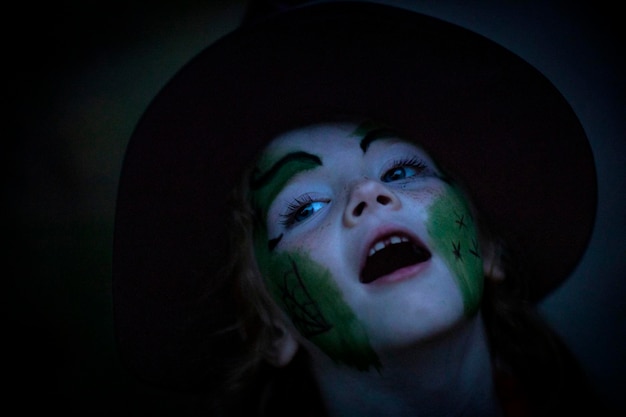 Una ragazza in primo piano con la vernice per il viso di Halloween