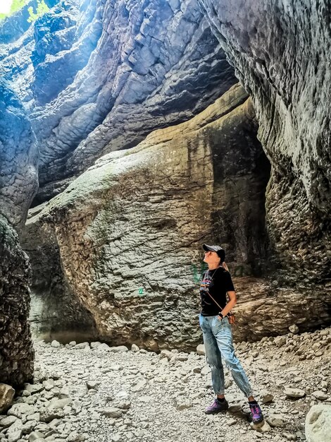 Una ragazza in un canyon in una gola di montagna sulla strada per la cascata Saltinsky Russia Daghestan Giugno 2021