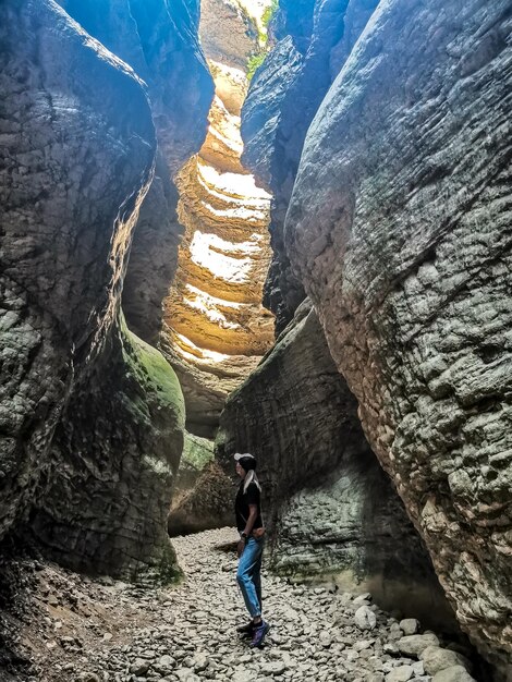 Una ragazza in un canyon in una gola di montagna sulla strada per la cascata Saltinsky Russia Daghestan Giugno 2021