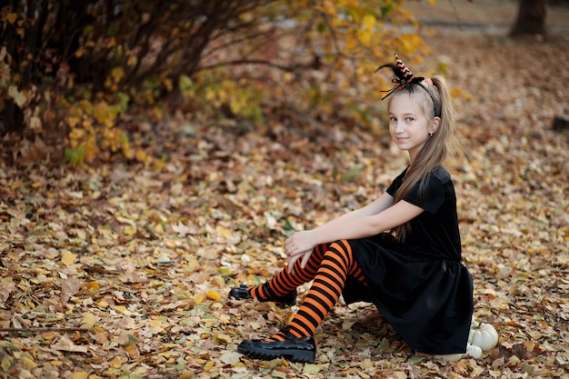 una ragazza in un costume da strega per Halloween dolce ragazza