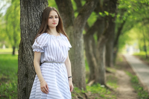 Una ragazza in un parco verde primaverile