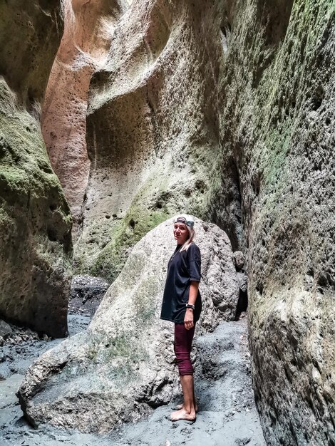 Una ragazza in una stretta gola di montagna Karadakh con la luce del sole in Daghestan Russia giugno 2021