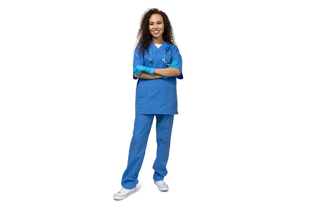 Una ragazza in uniforme da infermiera blu isolata su sfondo bianco