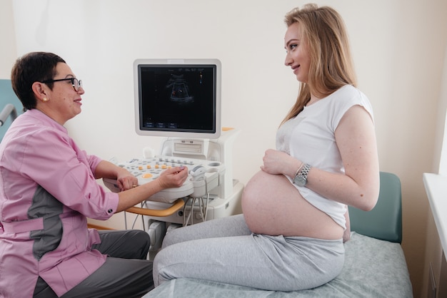 Una ragazza incinta è consigliata da un medico dopo un'ecografia in clinica. Visita medica