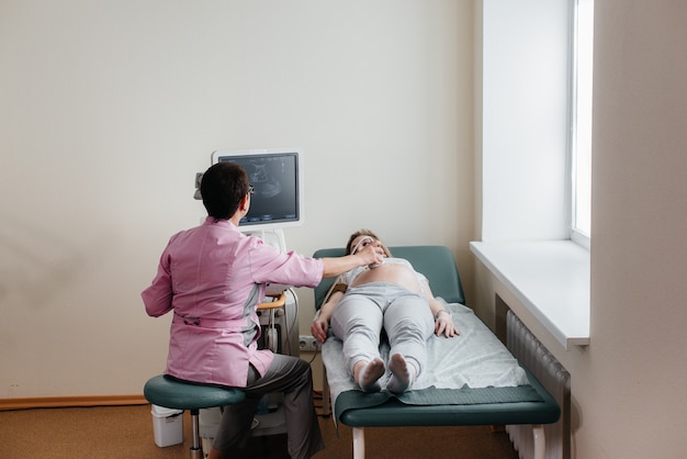 Una ragazza incinta riceve un'ecografia dell'addome in clinica. Visita medica