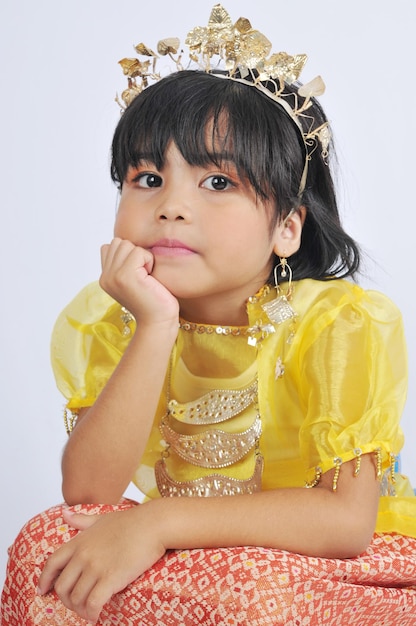 una ragazza indonesiana di 10 anni che indossa abiti tradizionali di Palembang