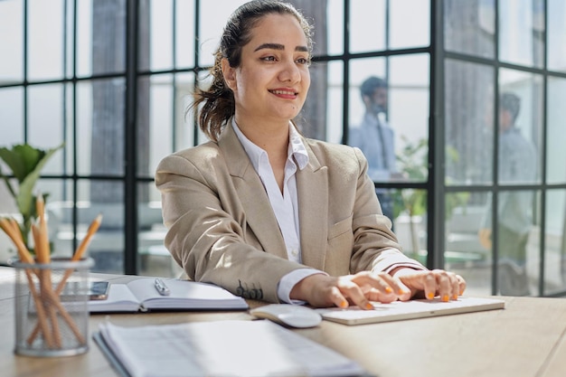 Una ragazza lavora al computer in un ufficio moderno