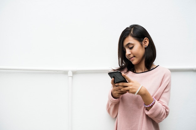 Una ragazza mediorientale allegra