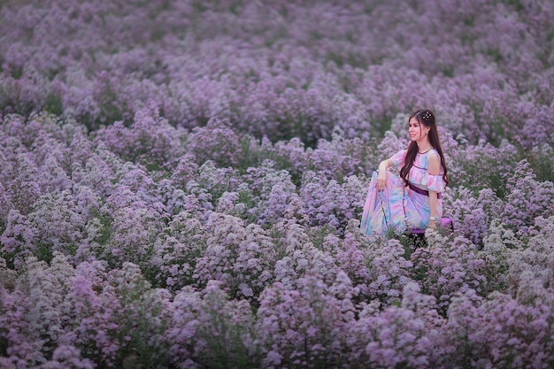 Una ragazza nel campo di taglio viola