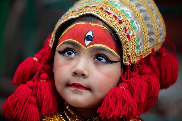 Una ragazza nepalese si veste come una dea vivente del dio indù kumari in occasione della kumari puja Nepal