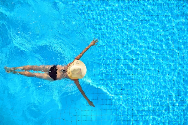 Una ragazza nuota in piscina Rilassarsi in un hotel con piscina Divertimento in piscina