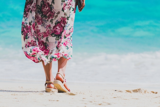 Una ragazza rilassata in spiaggia.