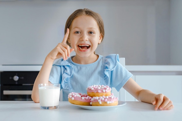 Una ragazza si diverte a mangiare le ciambelle