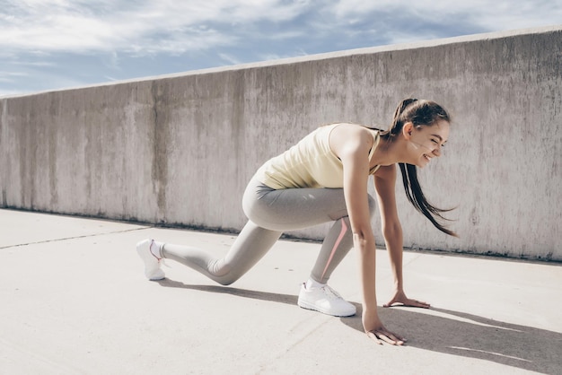 Una ragazza snella sportiva pronta a correre una lunga distanza, vuole perdere peso