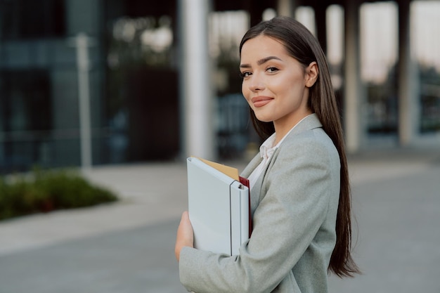 Una ragazza sorridente e di successo che gestisce il proprio capo del manager dell'azienda