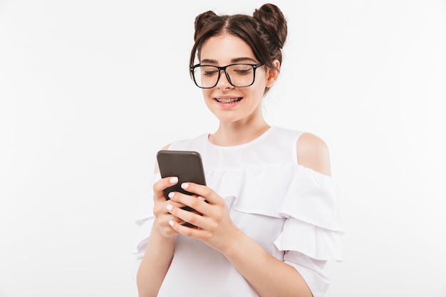 una ragazza sorridente in occhiali da sole