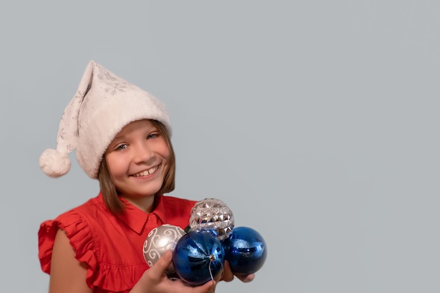 Una ragazza sorridente in un cappello di Natale Copia spazio Vacanze ed eventi