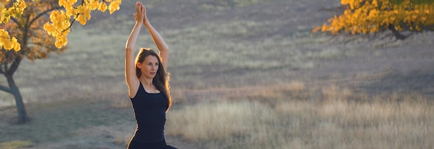 Una ragazza sportiva magra in leggings e top, che riposa tra gli esercizi. Fitness e stile di vita sano.