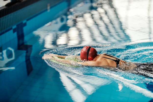 Una ragazza sportiva professionista in azione Un nuotatore che nuota in stile a asse lungo