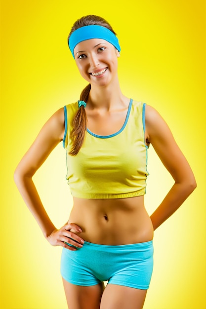 Una ragazza sportiva su sfondo giallo