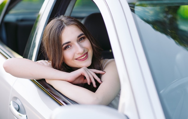 Una ragazza sta guidando una macchina.