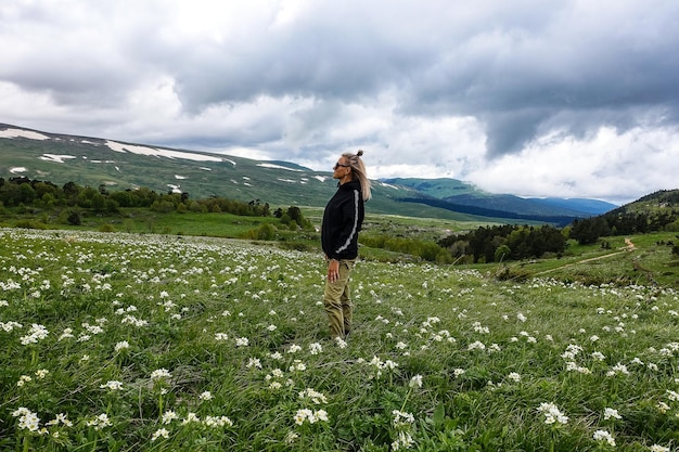 Una ragazza sui prati alpini in fiore di LagoNaki Adygea Russia 2021