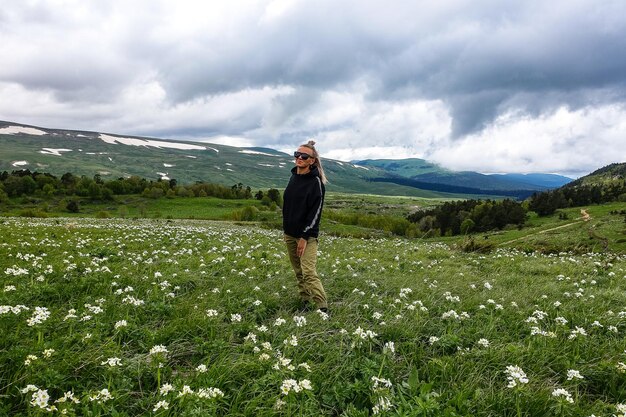 Una ragazza sui prati alpini in fiore di LagoNaki Adygea Russia 2021