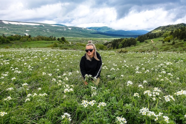 Una ragazza sui prati alpini in fiore di LagoNaki Adygea Russia 2021