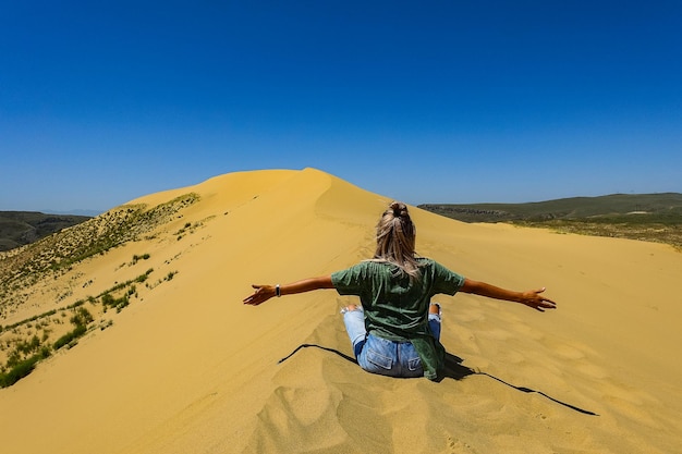 Una ragazza sulle dune di sabbia di Sarykum Il deserto in Daghestan Russia 2021