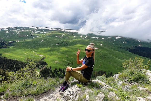 Una ragazza sullo sfondo dei prati alpini dell'altopiano LagoNaki in Adygea Russia 2021