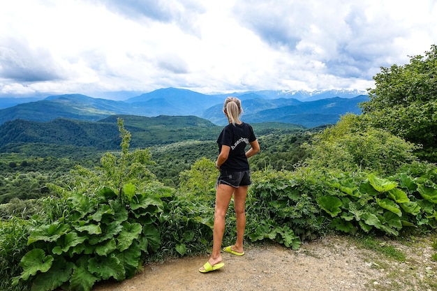 Una ragazza sullo sfondo dei prati alpini dell'altopiano LagoNaki in Adygea Russia 2021