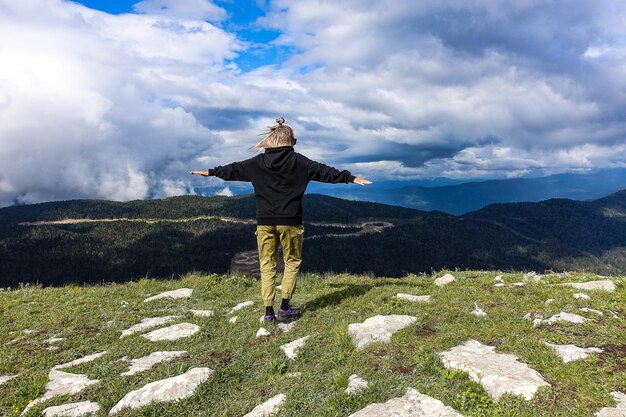 Una ragazza sullo sfondo dell'altopiano LagoNaki in Adygea Russia