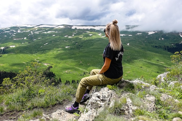Una ragazza sullo sfondo dell'altopiano LagoNaki in Adygea Russia