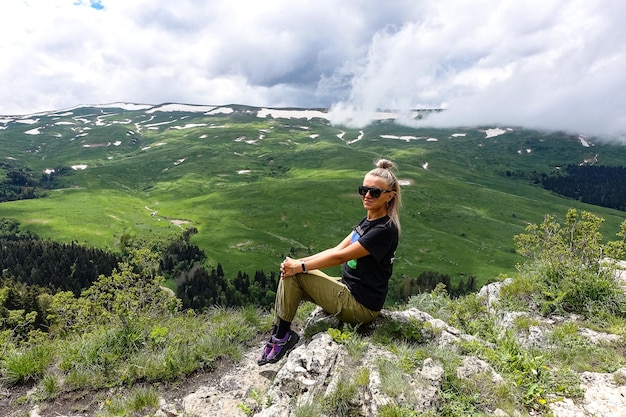 Una ragazza sullo sfondo dell'altopiano LagoNaki in Adygea Russia