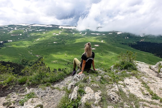 Una ragazza sullo sfondo dell'altopiano LagoNaki in Adygea Russia