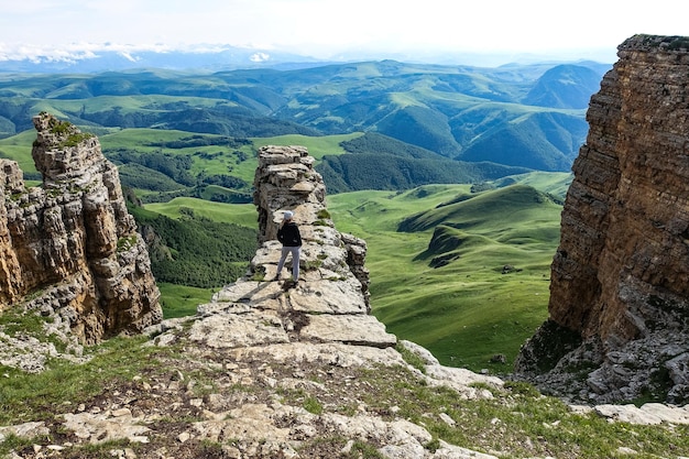 Una ragazza sullo sfondo delle montagne e dell'altopiano di Bermamyt in Russia giugno 2021