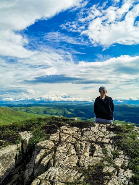 Una ragazza sullo sfondo delle montagne e dell'altopiano di Bermamyt in Russia giugno 2021