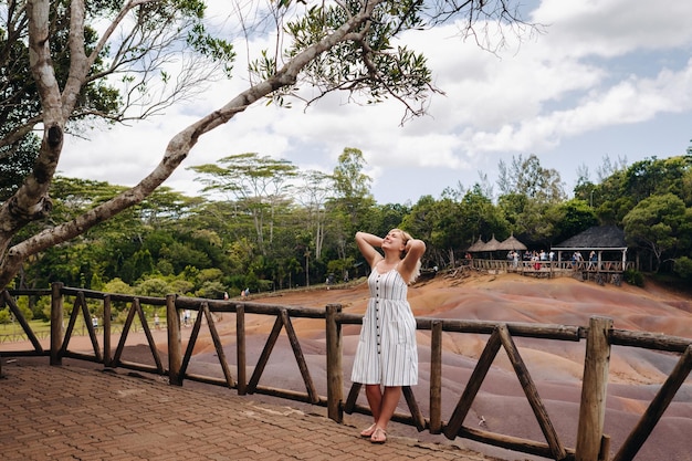 Una ragazza sullo sfondo di sette terre colorate a Mauritius una riserva naturale Chamarel sandsMauritius Island