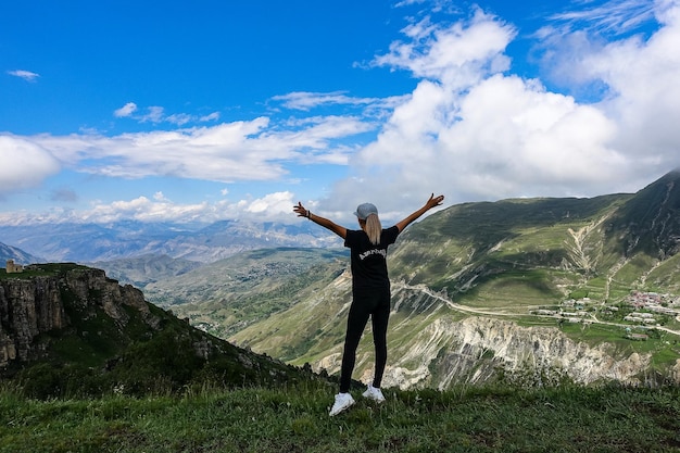 Una ragazza sullo sfondo di una vista dell'altopiano Matlas distretto di Khunzakhsky Daghestan Russia 2021